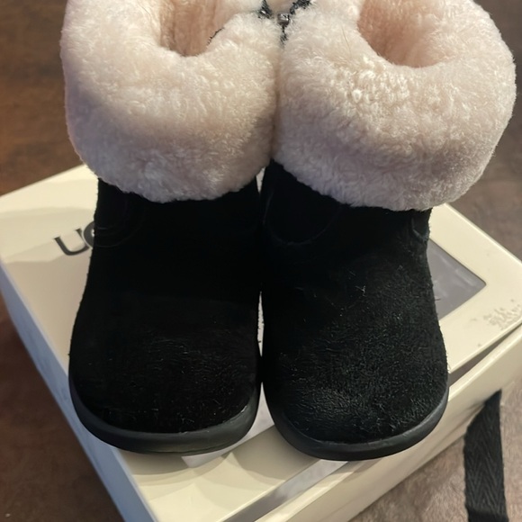 Uggs black boots 2/3 - Picture 4 of 4